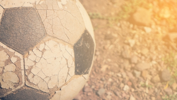 A PRIMEIRA BOLA DE FUTEBOL